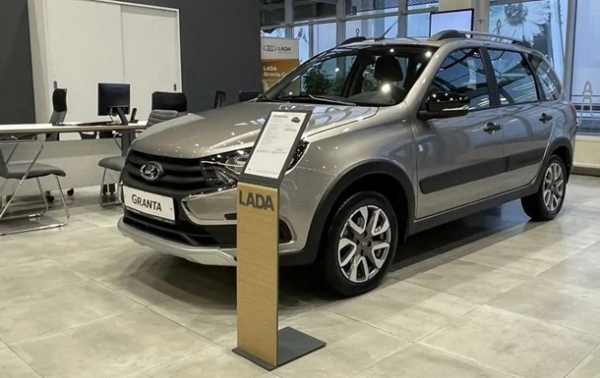 Продаж автомобілів у Росії за рік впав на 60%