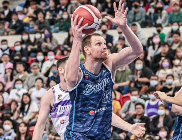 Українці за кордоном: Ковляр, Войналович, Шундель, Шевченко, Шиманський, Зайцев, Балабан, Уро-Ніле