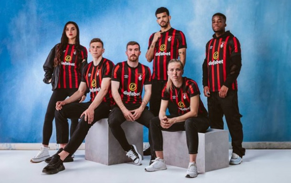 Забарний представив нову форму Борнмута