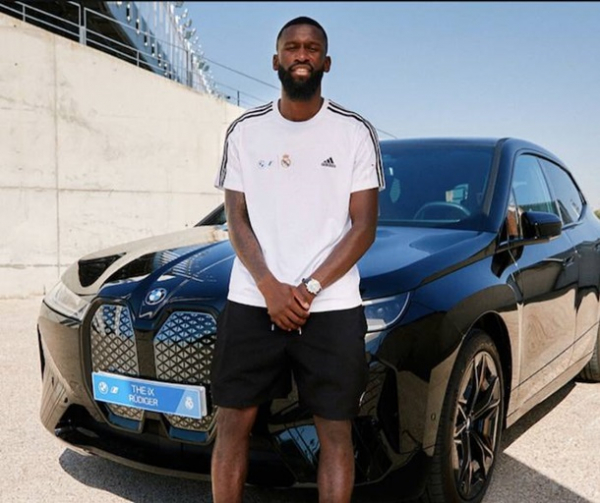 BMW роздав авто гравцям Реала