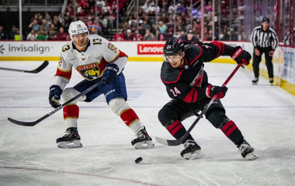 НХЛ: Кароліна б'є лідера, Детройт знову програє НХЛ: Кароліна б'є лідера, Детройт знову програє