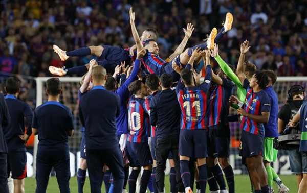 Барселона попрощалась з легендарними гравцями
