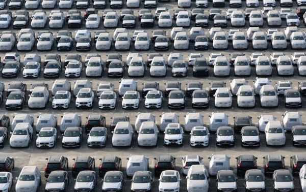 Китайські автодилери просять виробників знизити поставки