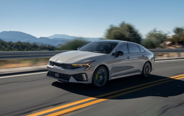 Kia відкликає тисячі K5 через програмне забезпечення з "корейською логікою"
