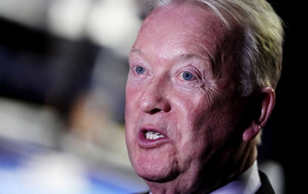 Воррен грозить Усику судом, закликаючи його погодитися на бій із Кабаєлом