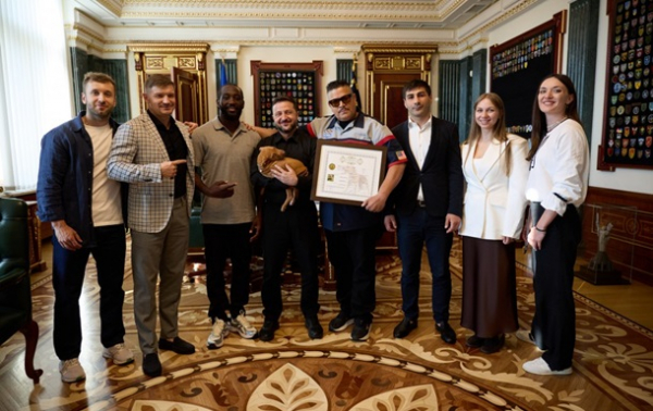 Зеленський отримав особливий подарунок від Кроуфорда